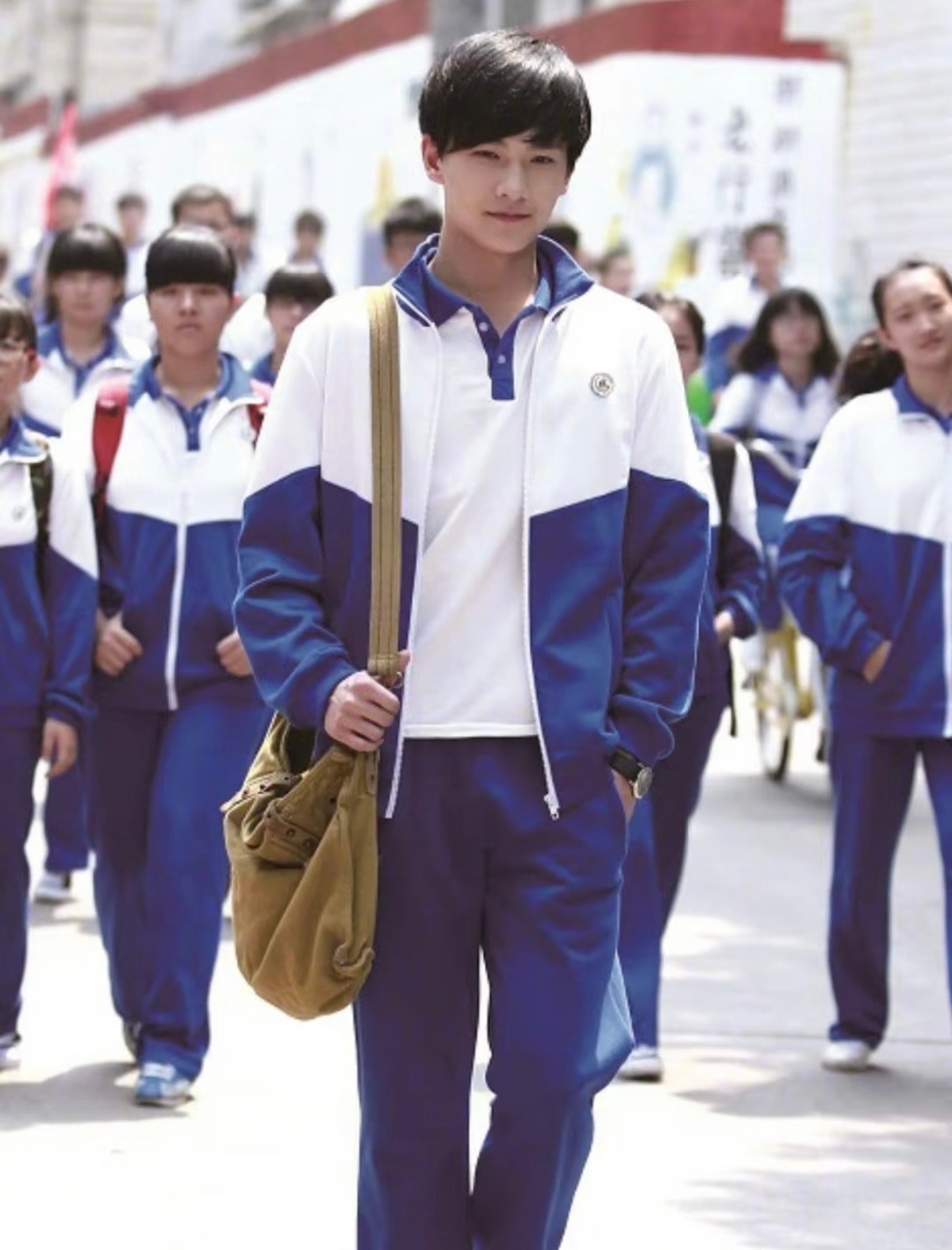 杨洋 yy杨洋0909生日快乐 黑发衫染上青春坠落的银色，那个破碎又决绝的抬眸，