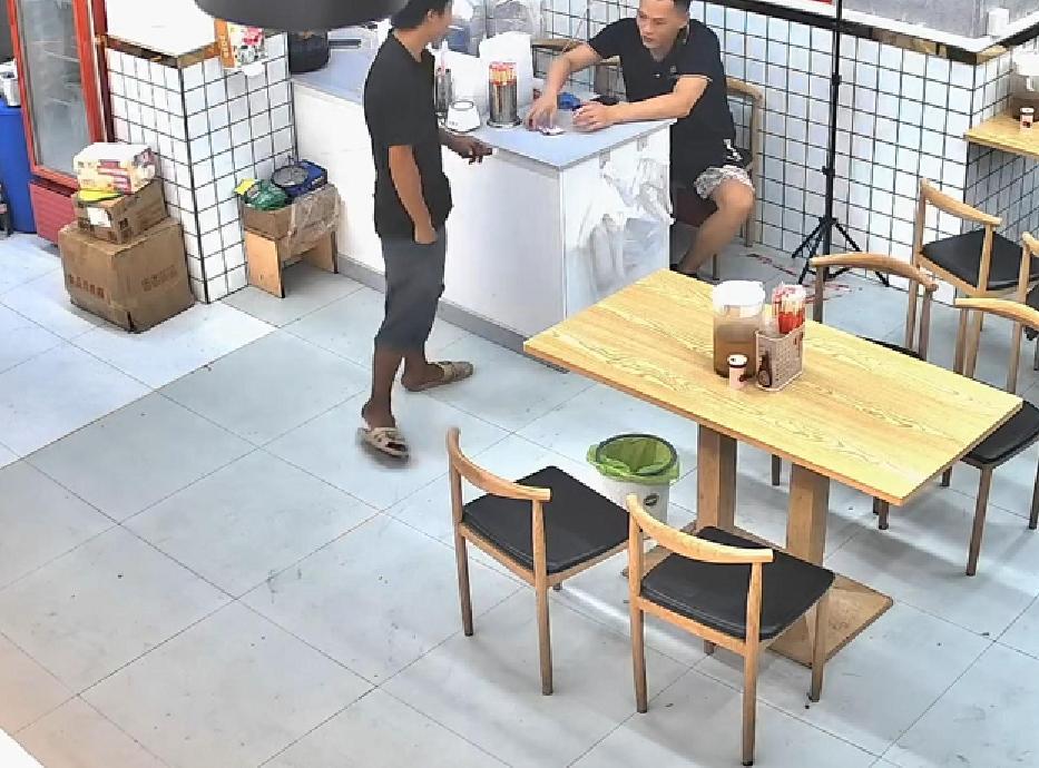 【流浪小伙被店主多次鼓励仨月蜕变报恩】10月13日（发布），广东广州。一店主发视