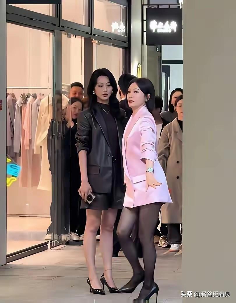 秦岚站在这美女的旁边的姿势，看着不像演员到像一个保镖了。