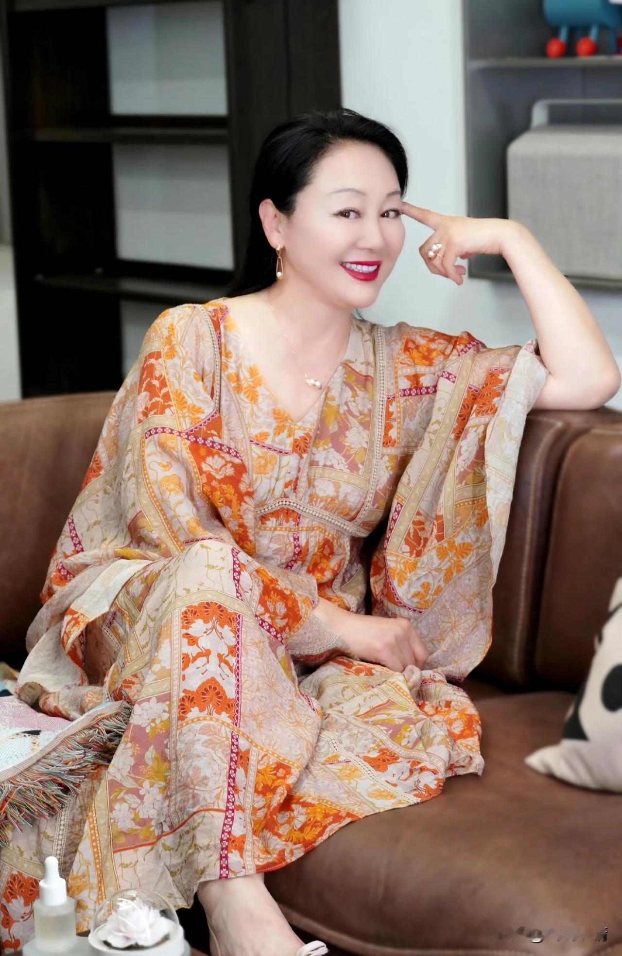 61岁王姬晒居家日常！
5月12日，演员王姬晒出一组近照。照片中的她身穿印花长裙