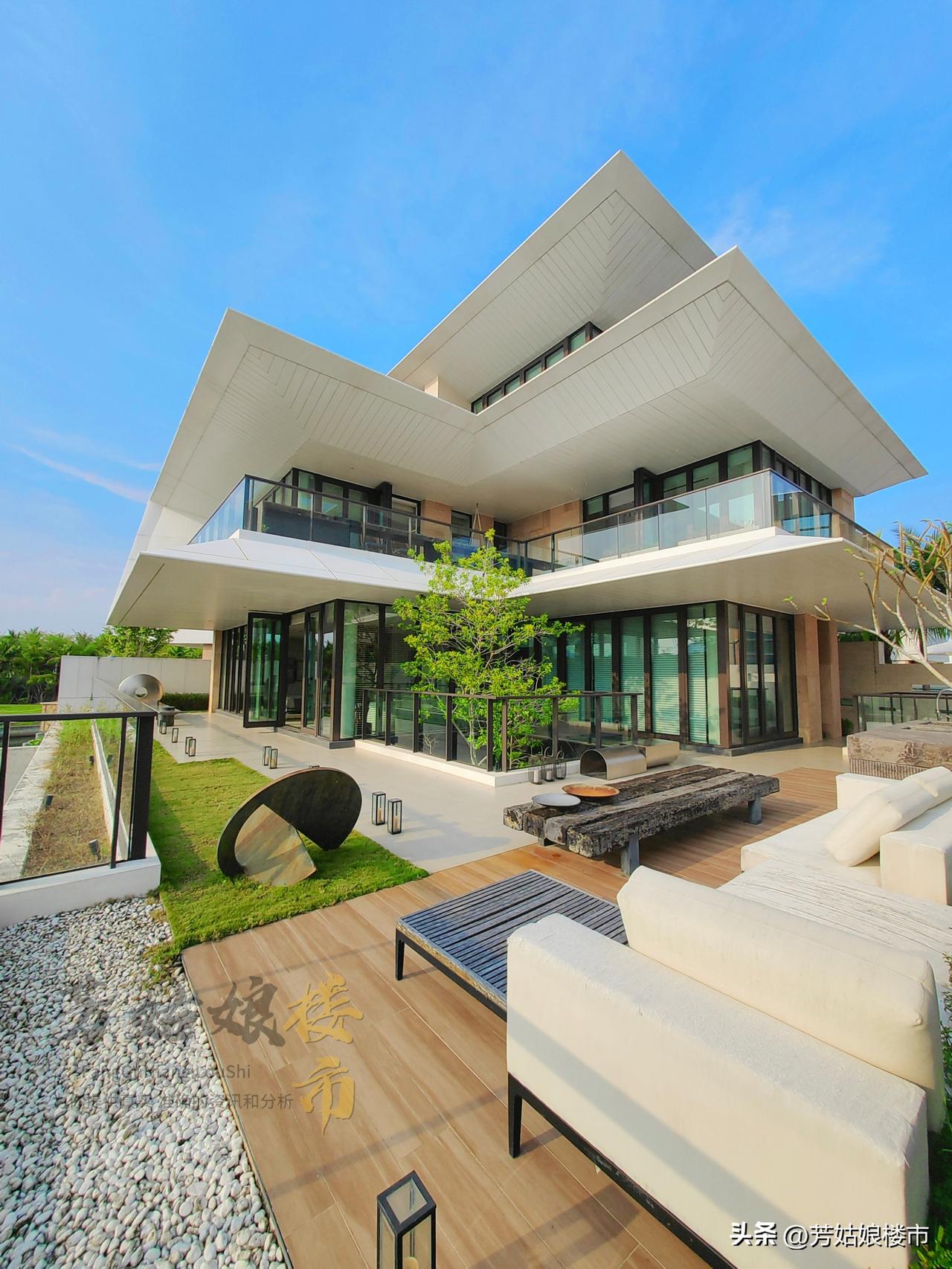 不打算带爸妈出国了，决定去三亚找套一线海别墅

这套三亚别墅在国家海岸海棠湾，去