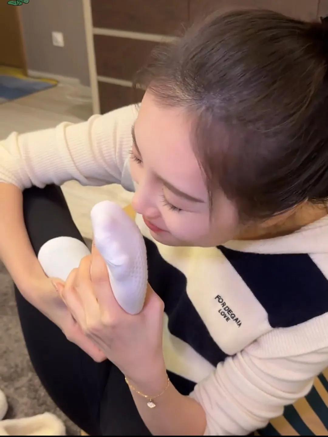 为什么有的人喜欢闻闻袜子的味道?有人喜欢闻袜子味道，这一行为看似奇特，实则有多方