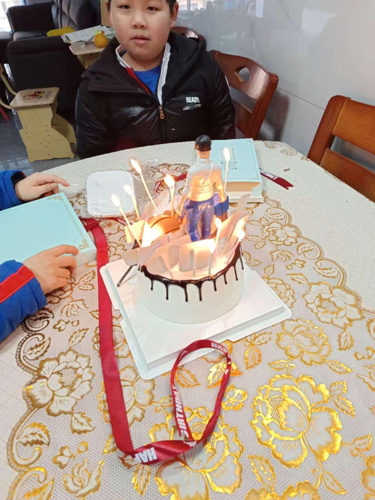 平凡的日子有你陪伴 陪你长大陪你看世界 祝我们越来越好 你们慢慢长大我慢慢变老