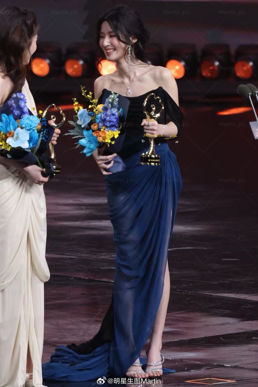 卢昱晓 卢昱晓微博之夜内场生图蓝色薄纱裙，噜噜晓今天好女神～李兰迪卢昱晓互相扶着