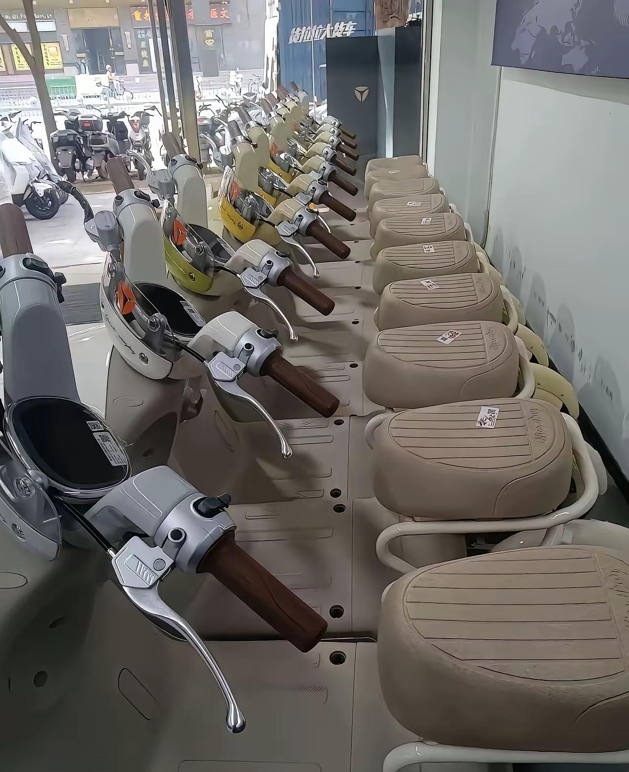 新国标实施后，雅迪专卖店一夜全换了新国标车，却无人问津，这情况挺尴尬。2025年