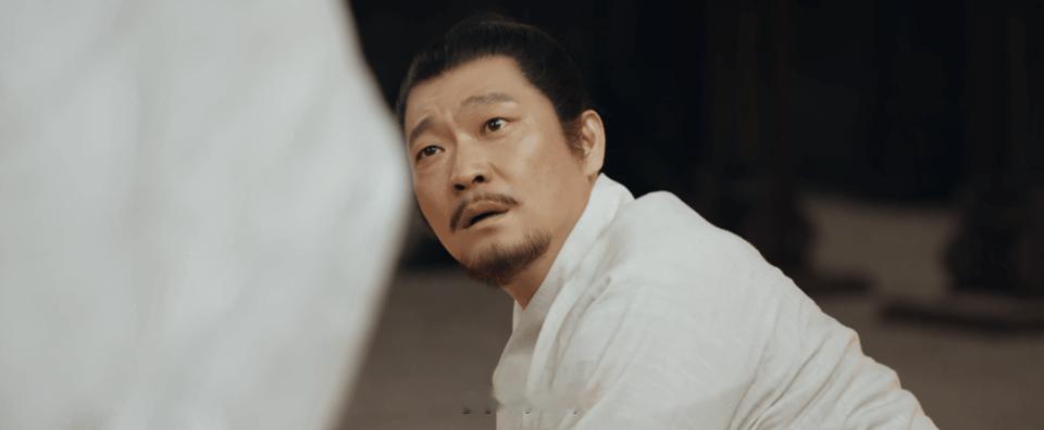 李景东下跪向李祯认错 这场火，烧掉了李家的遮羞布，也烧醒了装睡的李景东。李祯冲进