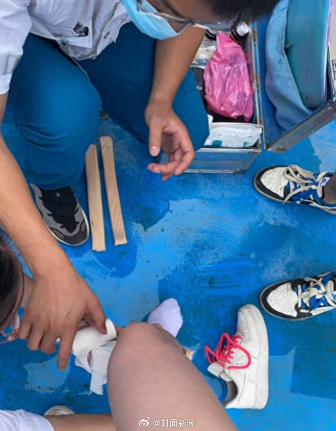 【#景区回应闯关类综艺多人摔伤#：赛道是节目组负责】5月26日，有消息称，有网友