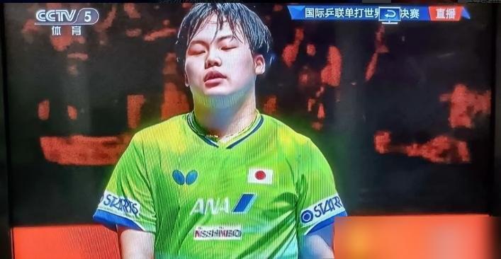 王楚钦微笑着伸出右手，日本天才松岛辉空却死死抿紧嘴唇，脚步连顿都没顿，硬生生侧身