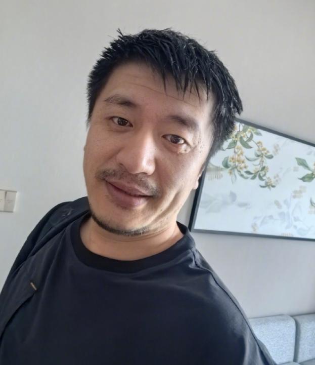 张雪峰真是个狠人！为了填志愿，他已经半个多月没怎么睡觉，每天都是起早贪黑，胡子拉