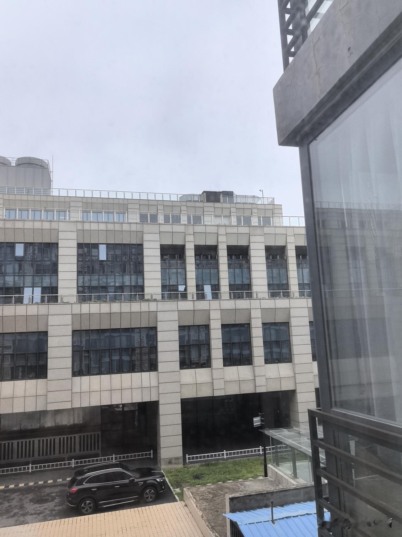 位于徐庄路11号院的海淀区税务局报告大楼。这种楼几乎就是坐落在居民区中，北面与琨