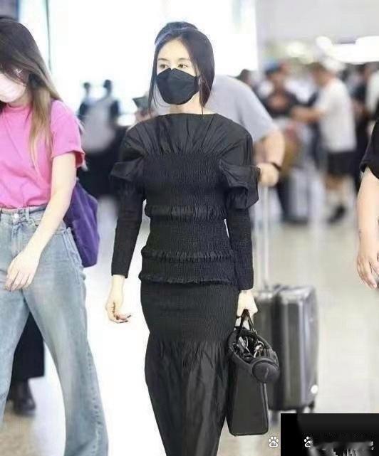王子文穿这黑色裙子，真是霸气十足，只有她那种纤细身材才能完美展现 ​​​
