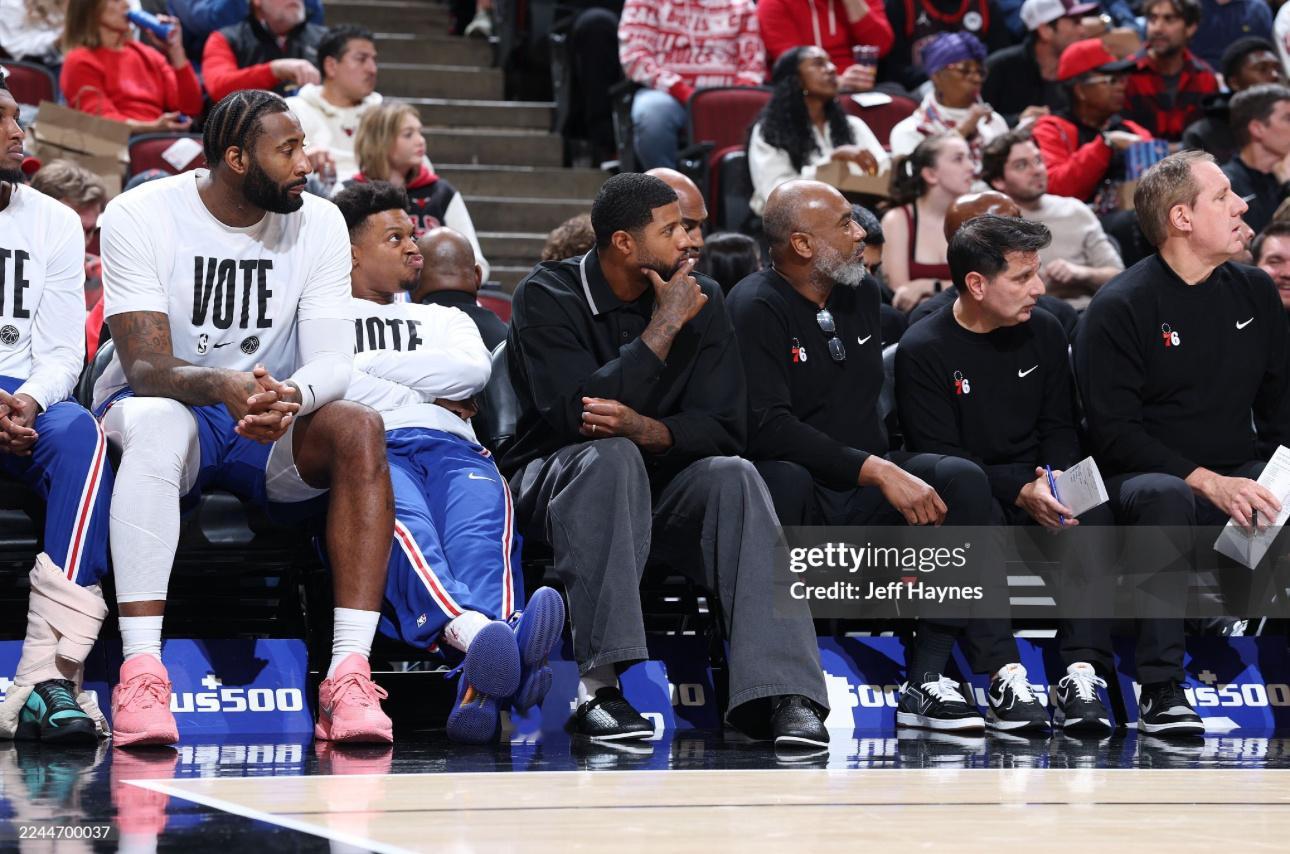 静待复出！分享昨日比赛在场边观战时的帅泡～[酷]费城76人新赛季篮不住PaulG