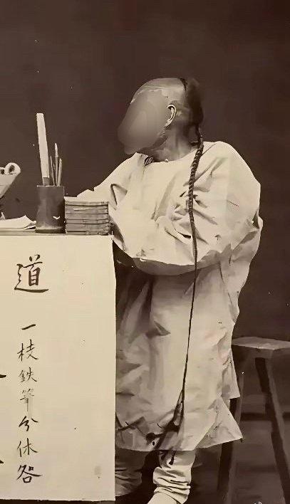 我去。。。原来清宫戏里的辫子美化了，这才是真正的清朝时期的辫子 