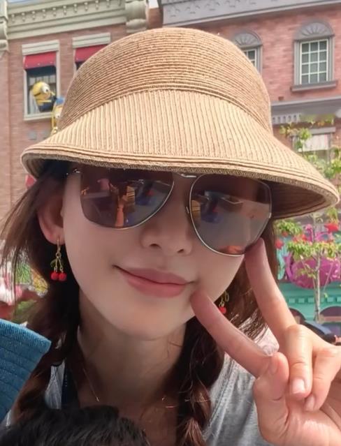 林志玲一家三口游玩环球影城 环球影城引来了志玲姐姐一家三口来游玩，老公黑泽良平负