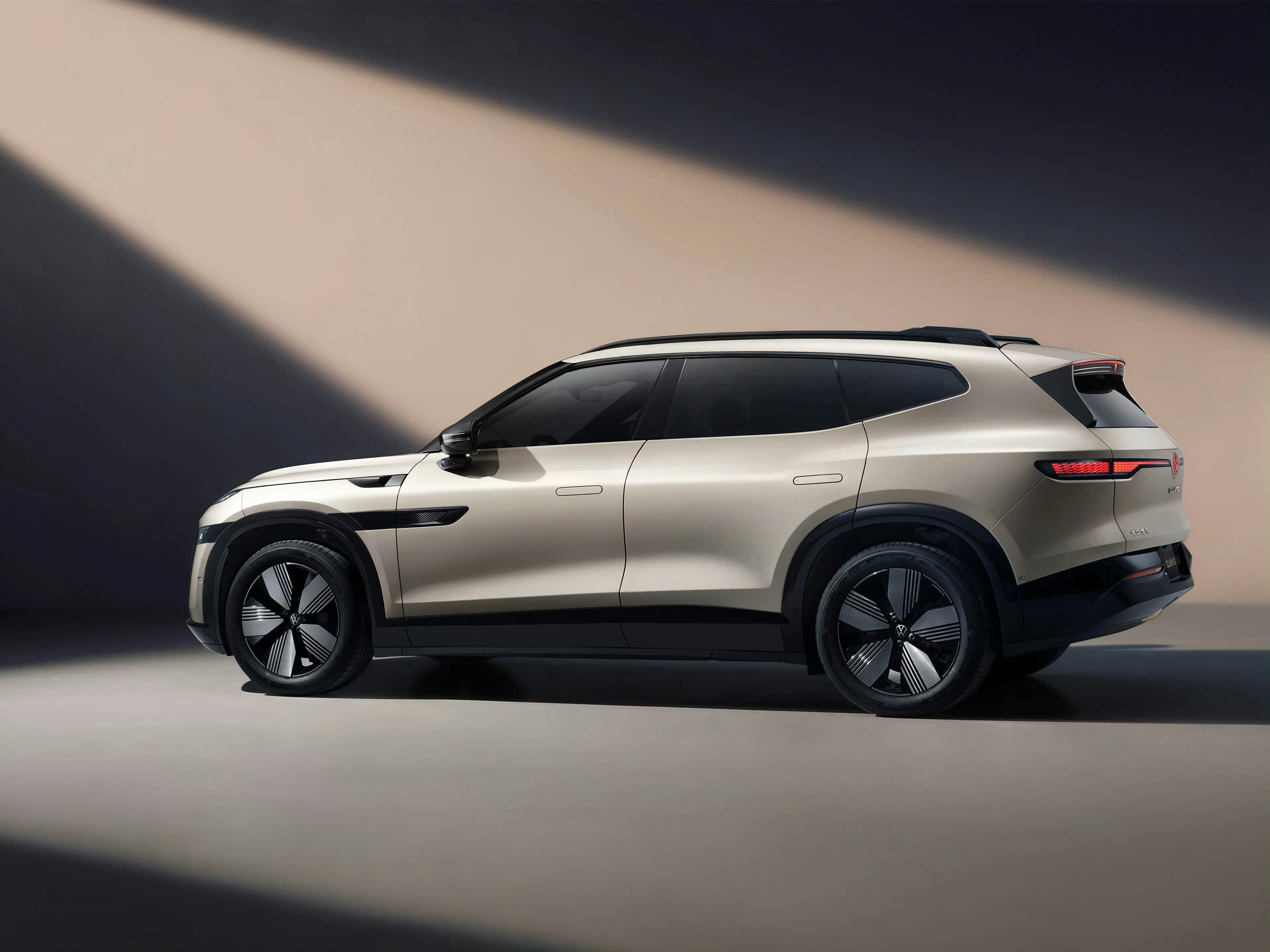 说实话，现在新能源车圈卷得厉害，但这次大众安徽的「与众08」，确实有点东西。别人