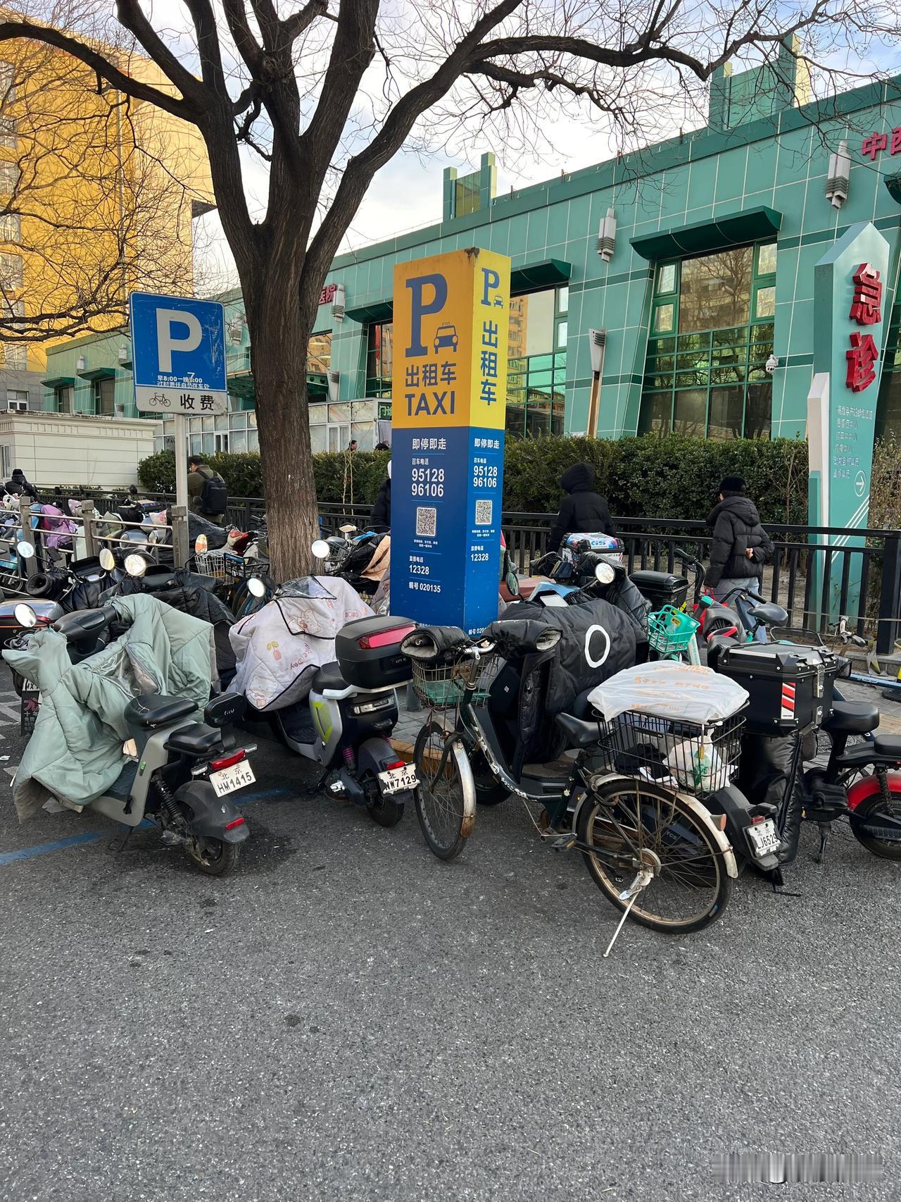 现在，北京市里边有好些电动车都停出租车里了！。出租车点停个车休息位都难了[捂脸]