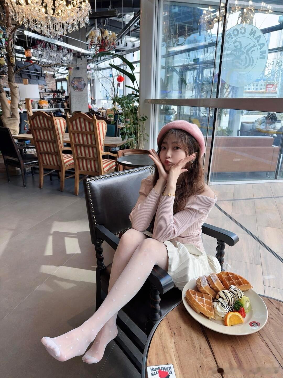 今天的波点白丝怎么样？好看吗？ ​​​