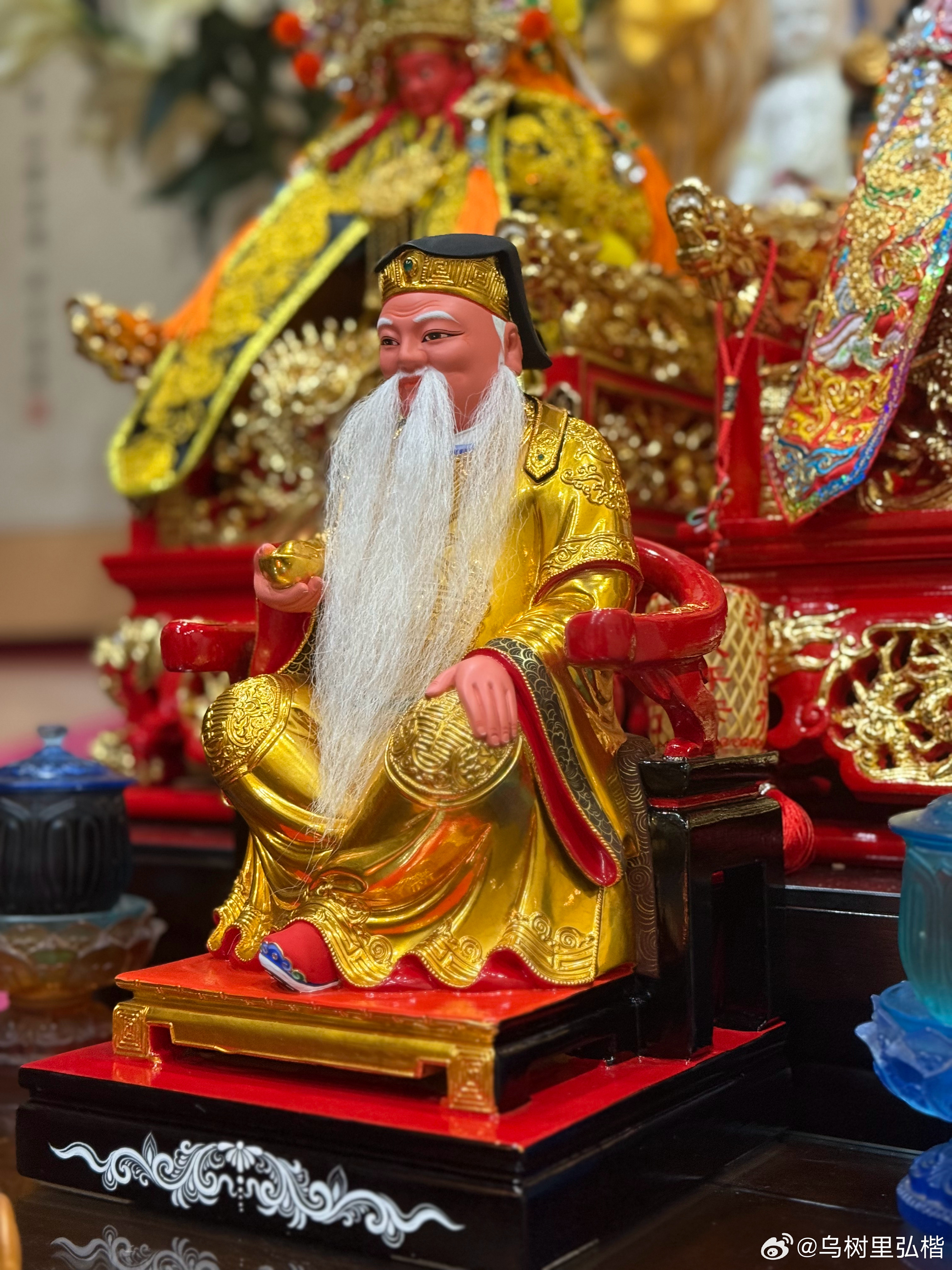 不要把自己活成一个落难者一样，急着告诉所有人，你的不幸，你的经历，其实你的境况，