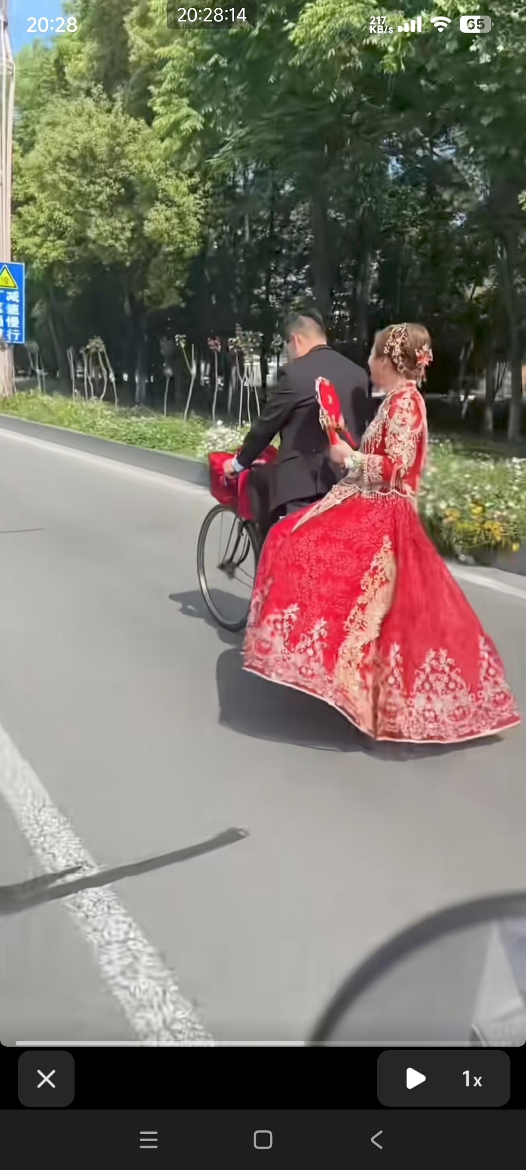 现在的人结婚，婚车用大劳或是大奔根本无法吸引别人是眼光！

这对年轻人结婚，男的