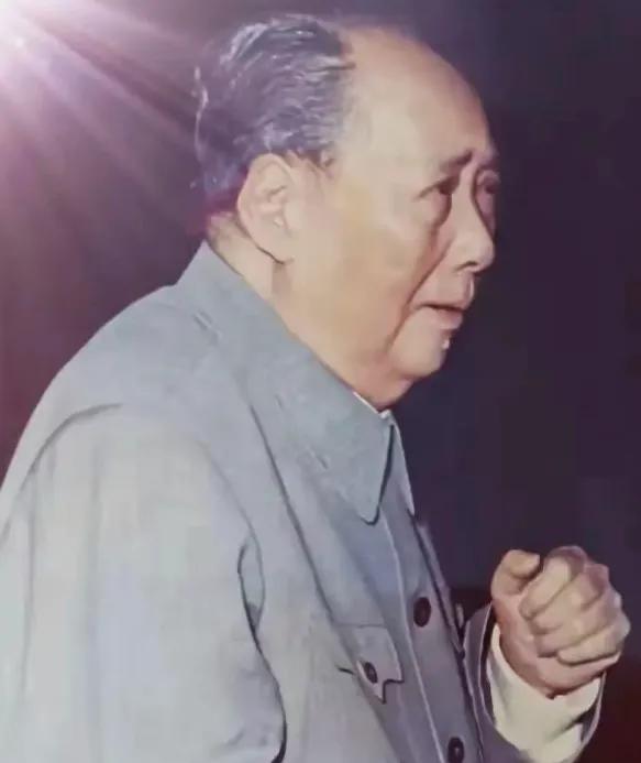 四十多年前毛主席刚刚离世，就有人迫不及待站出来，凭着自己有限的认知，对这个深刻改