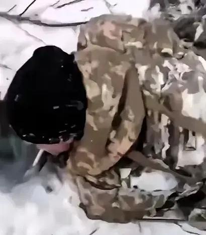 乌军战场上很多老兵都不愿意投降，他们再被俄罗斯士兵给抓住以后，由于反抗激烈，俄军