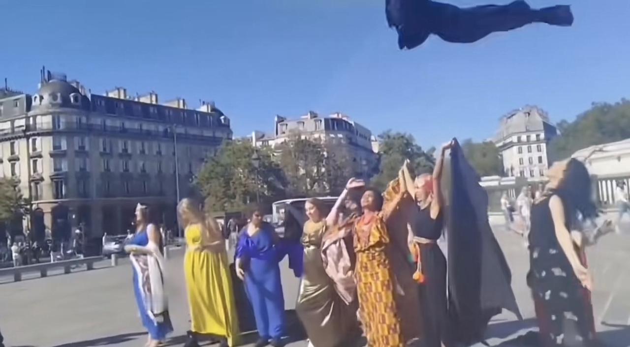 伊朗街头女性们抛开面纱，
希望获得女性解放！
想起我们长达一千多年的裹足陋习，