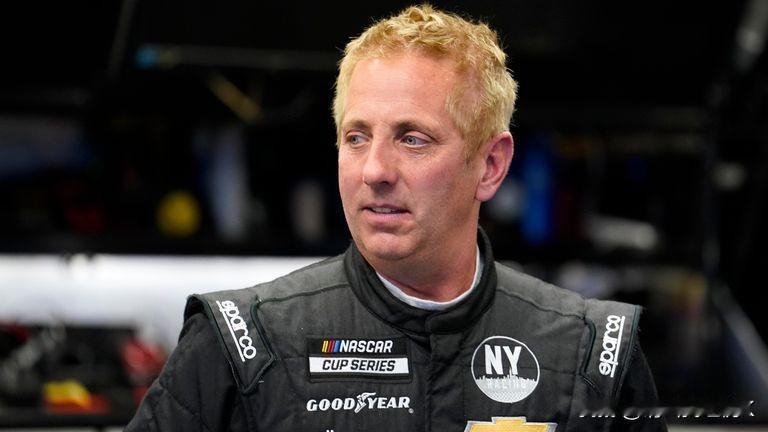 退役NASCAR车手格雷格·比弗尔及其家人，北卡罗来纳州飞机失事中遇难者七人
飞