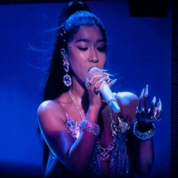 吉克隽逸夜光美甲 吉克隽逸的夜光美甲让人移不开眼！抬手时的光芒闪烁自带神秘感，吸