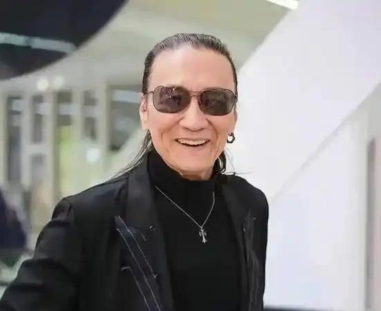 89岁的谢贤走了，不是自然老去，是突发肺炎拖进ICU抢救一周后才咽的气。消息是谢