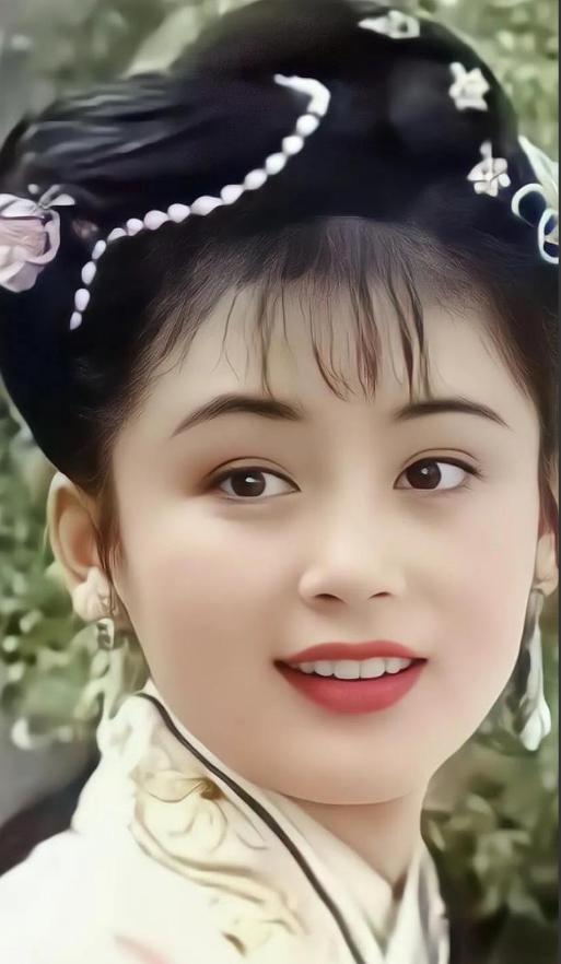 当年，陈凯歌带陈红去澳大利亚玩，在逛奢侈品店时，店员十分惊讶地对陈凯歌说：“先生