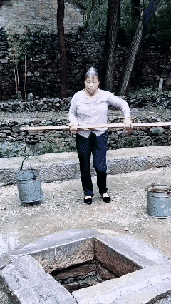 打水，经历过的都不年轻了，多少乡村人的独家记忆……...