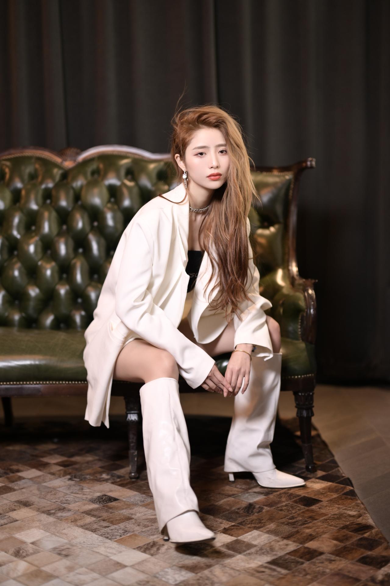 白衣女子身姿曼妙，仿佛一朵洁白的莲花在风中轻轻摇曳。
《云鬓半偏，春色眉梢浅》|