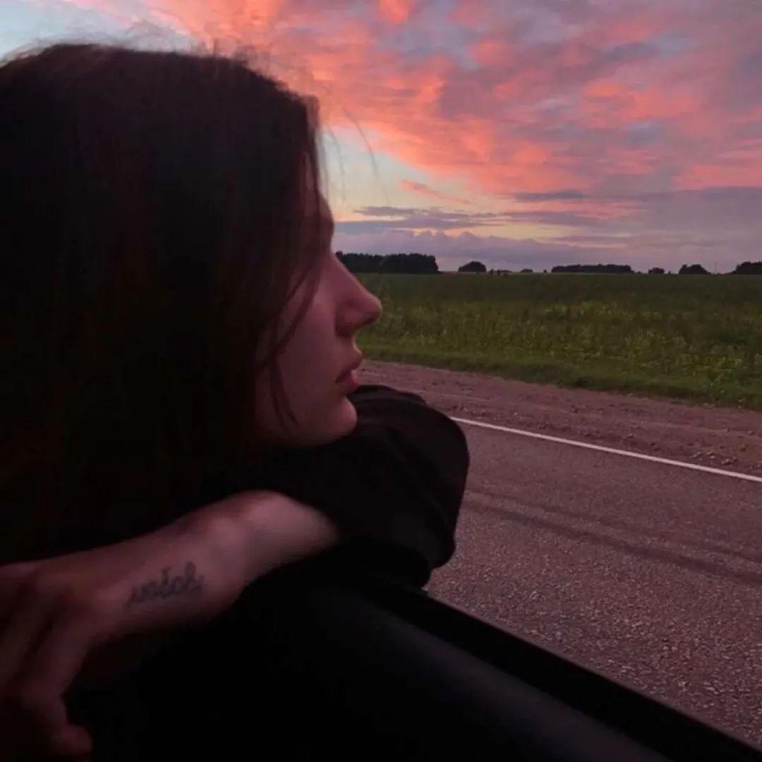 如果再见到，
那个很久没见的人，
你会说什么？

不谈遗憾，
不提亏欠。
若命运