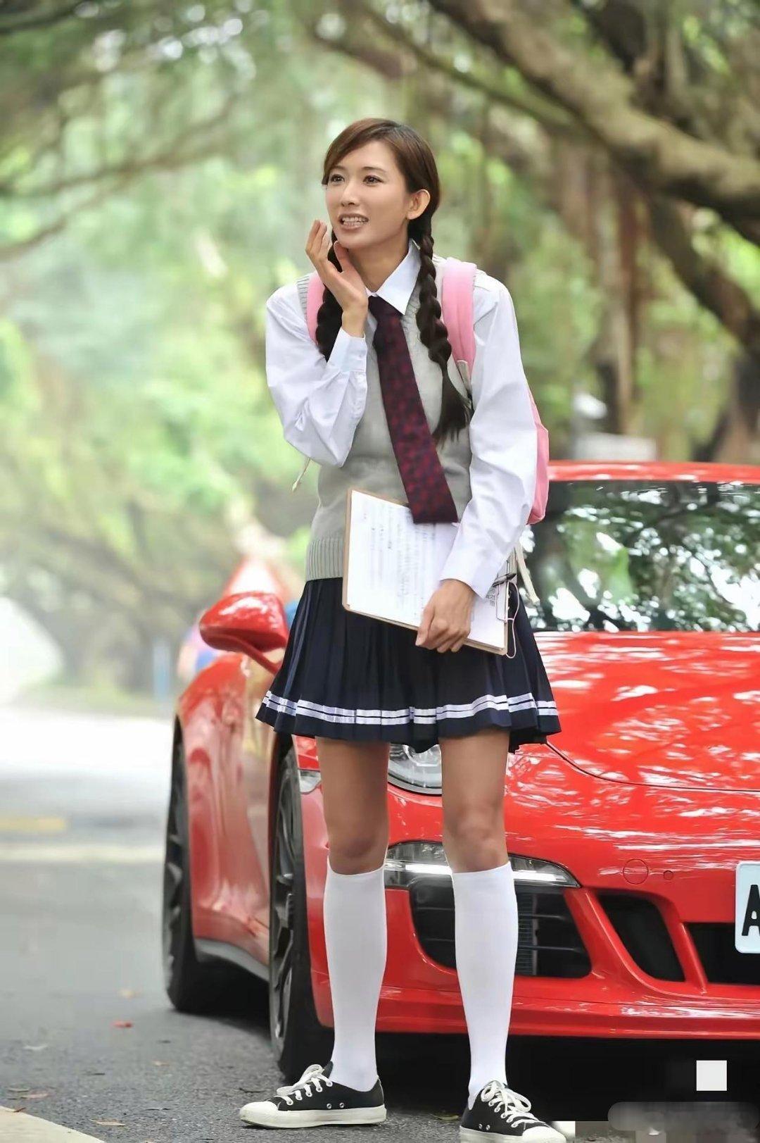 JK裙还是适合萝莉脸小个子穿，高个子不适合。即使是林志玲穿起来都很违和[黑线] 