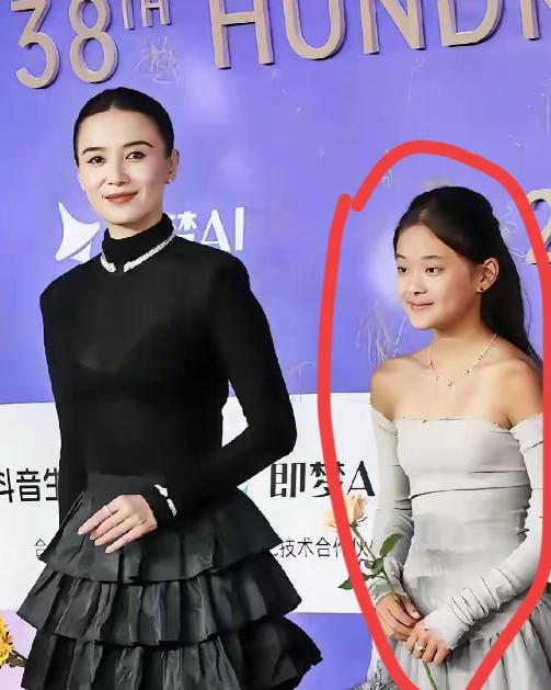 梅婷啊梅婷，你是不是有点太着急了！怎么能把自己12岁的女儿打扮的这么成熟，简直就