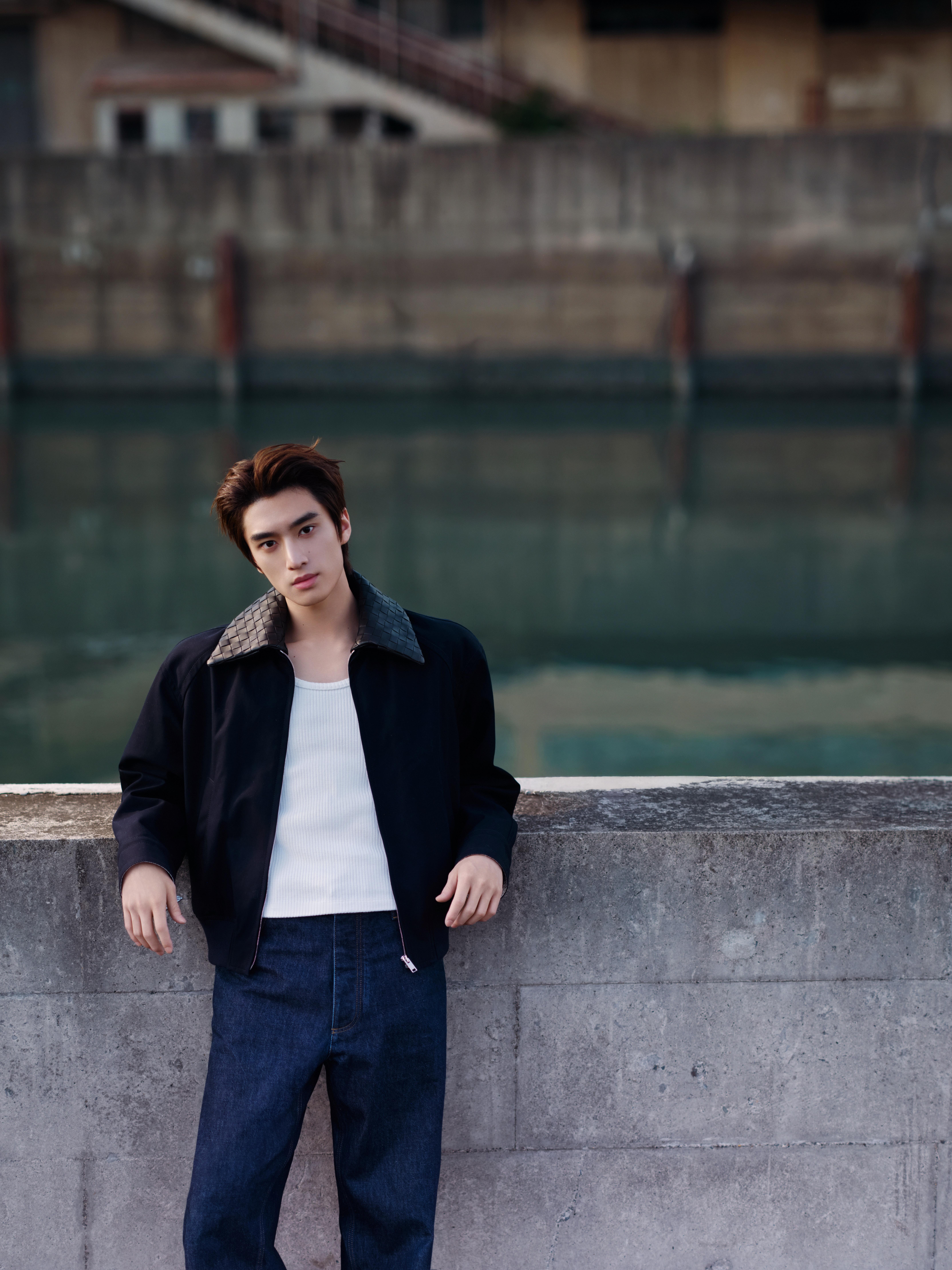 张康乐今日出席Bottega Veneta品牌活动造型大片，演绎品牌标志性的编织