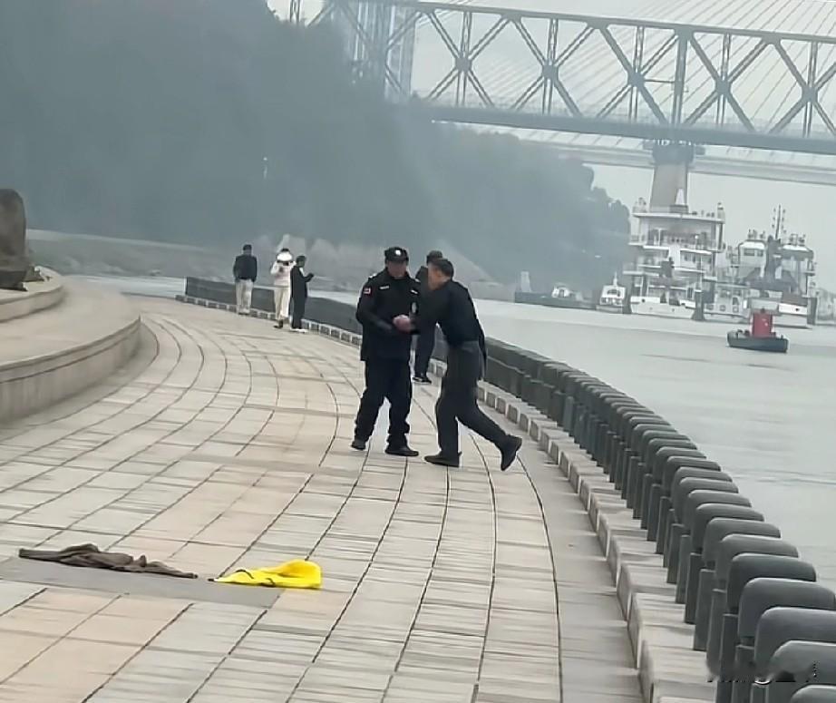 宜宾这老头在长江边偷钓被抓，上演“金蝉脱壳”，真的笑死人！


 
很长一段时间