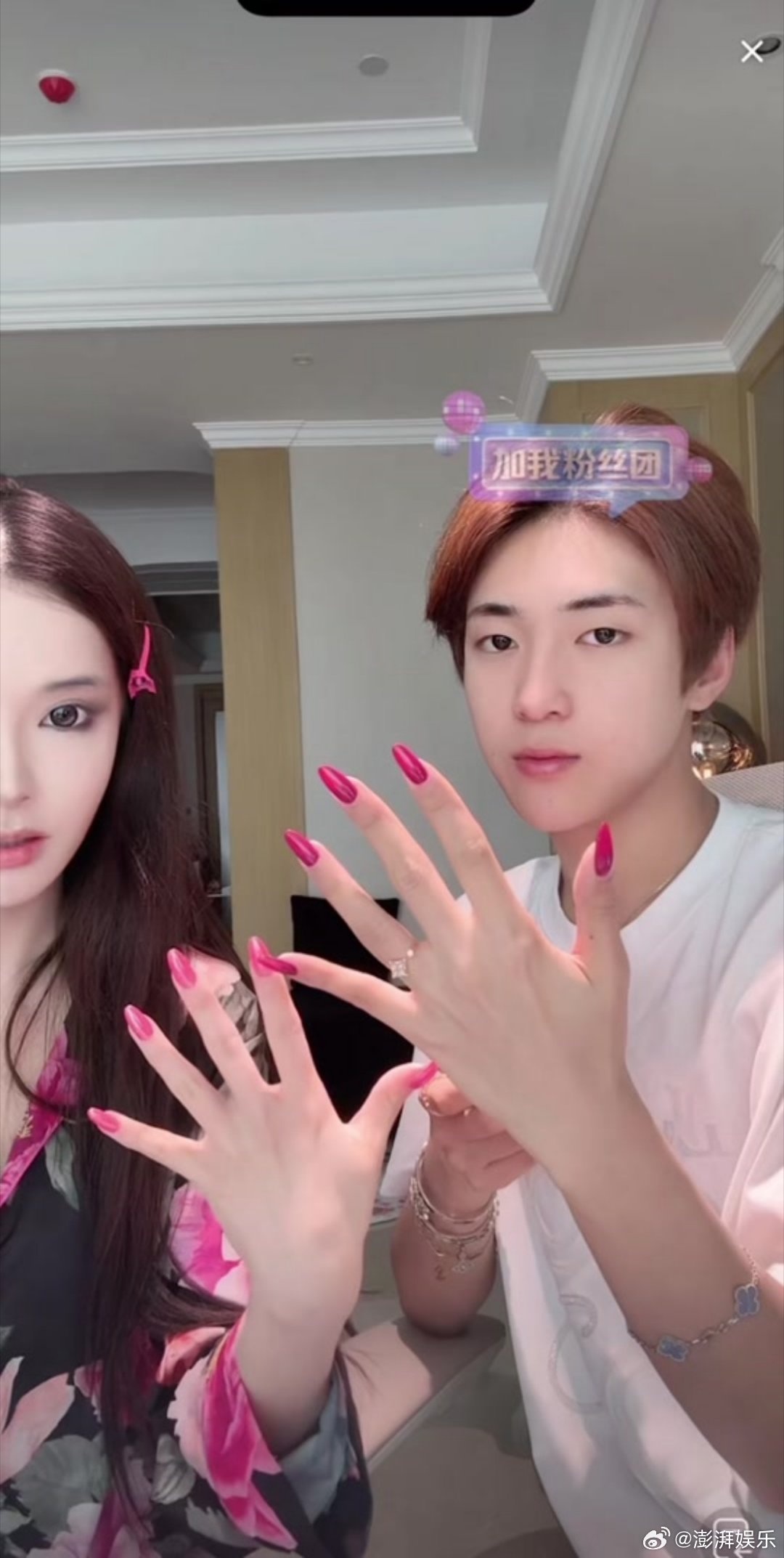 迅猛龙曾多次发与网红小澈同框视频复旦学霸与网红好友的互坑名场面圈粉无数，如今争议