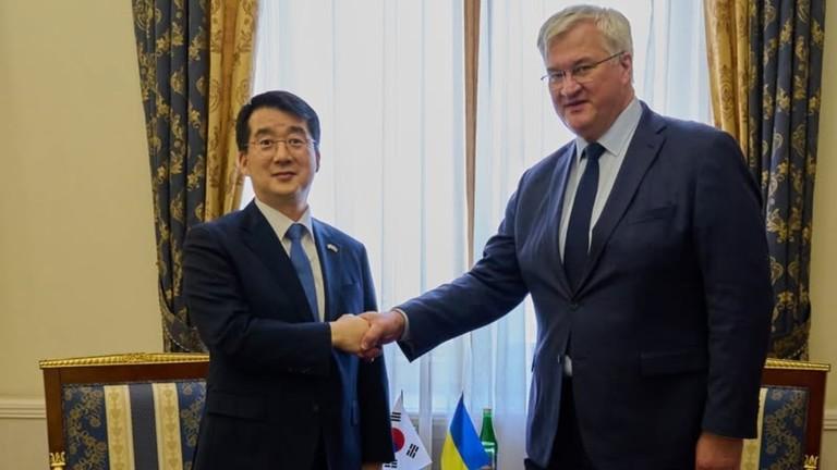 韩国红温了，首尔宣布召回驻乌克兰大使，这明显是对基辅的进一步升级警告。前面因为泽