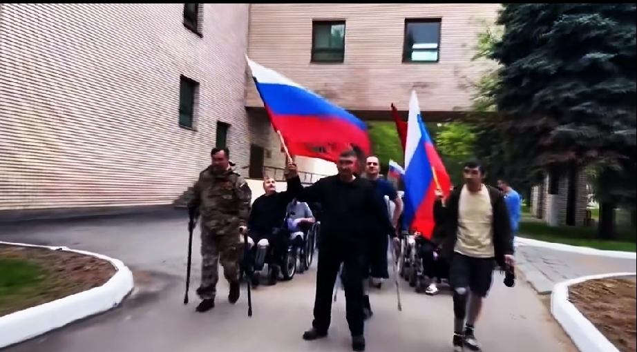 战斗民族果然不一样，一群残疾的俄罗斯士兵手持旗帜，欢庆胜利日。