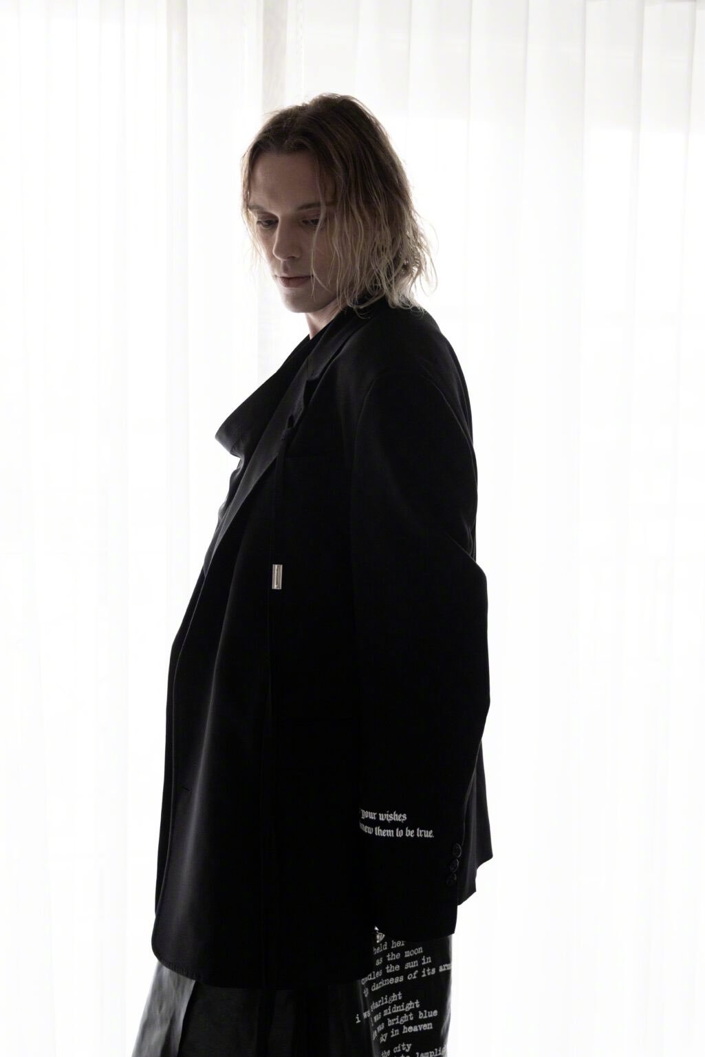 杰米·坎贝尔·鲍尔，宣传活动照，发布于《VMAN》杂志官网    