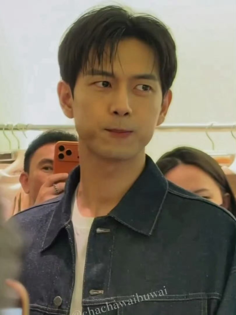 杨幂李沁李现线下活动live图杨幂李沁李现live图 杨幂、李沁、李现Prada