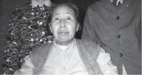 1961年11月25日，宋庆龄的保姆李燕娥走进厨房不久，厨师何元光如疯了一般，举