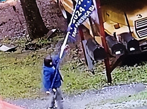 美国北卡罗来纳州一名38岁会计因向特朗普支持者住宅开枪被捕。据称，嫌疑人驾车经过