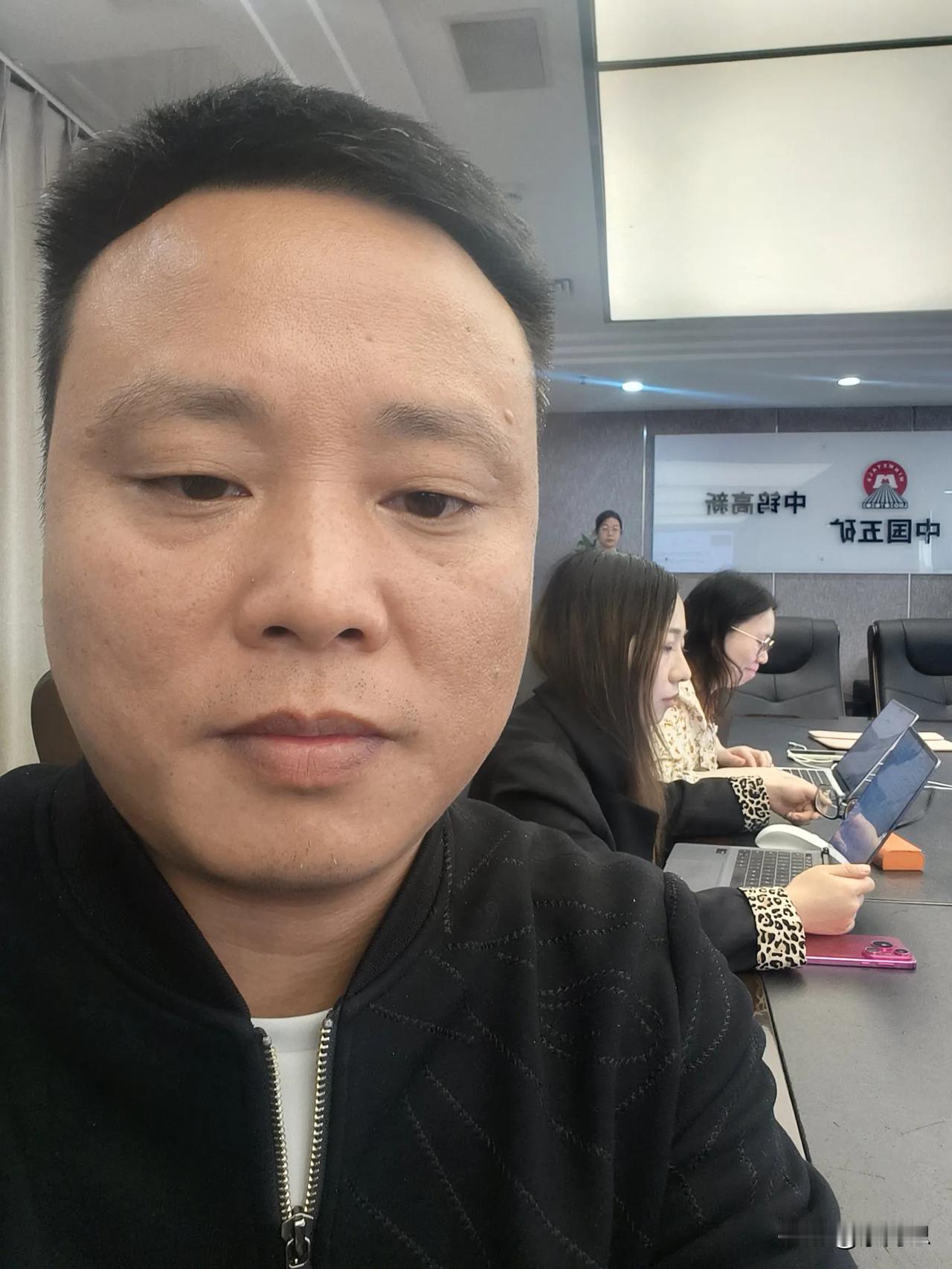 今天跟董事长面对面坐着，交流有点直接。。。