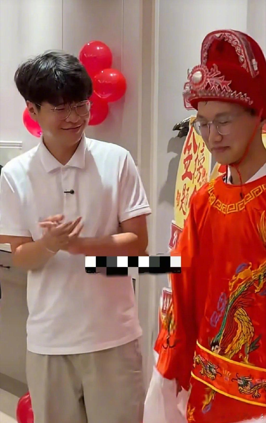 河南许昌，一位金店老板为店里的暑假工男孩办了一场升学宴。来的全是男孩的同学，个个