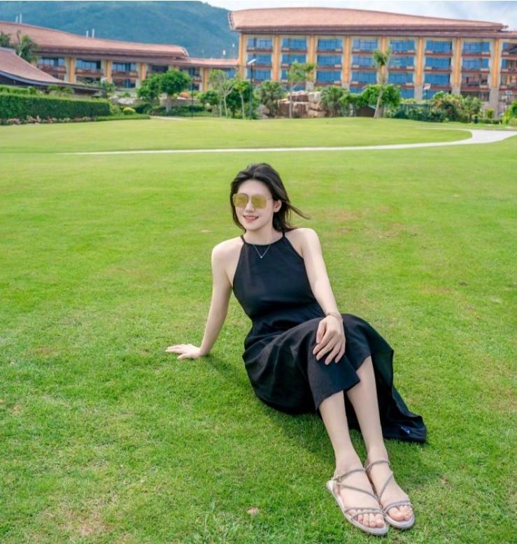 又是一张运动员在场上与场下有很大差别的图片。
如果不说出来，估计很多人认不出来。