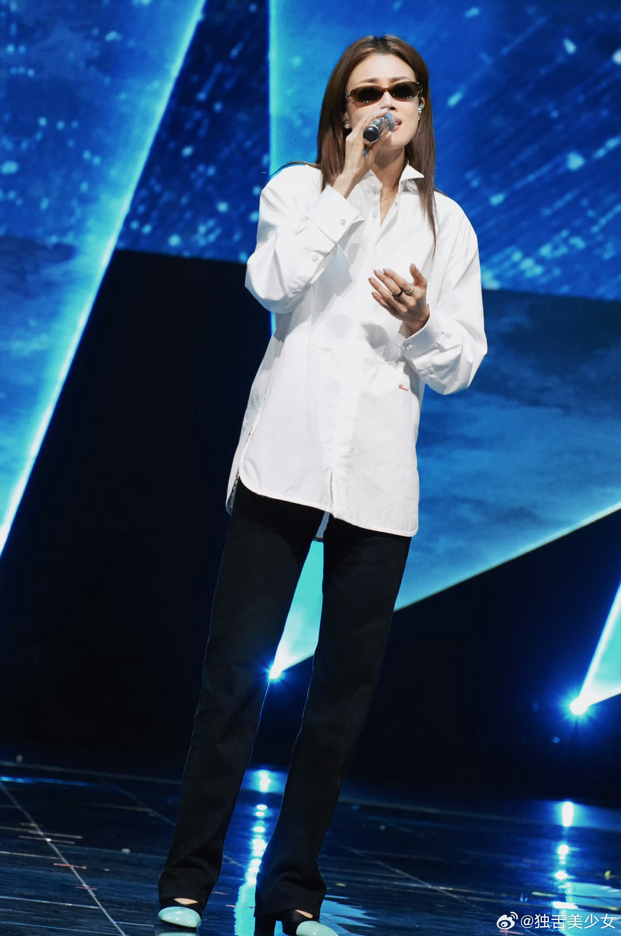 李维嘉曾托容祖儿帮忙带西服 谁还没个不想专程跑一趟、拜托当地朋友顺手帮忙的时候！