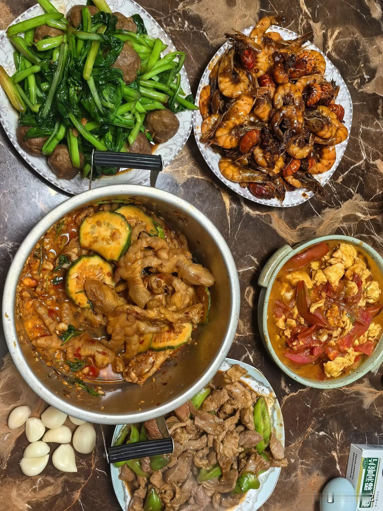 “天天的，空两爪子来蹭饭，我也不想多说啥？但明天端午节了，空两爪子回娘家蹭饭，姐