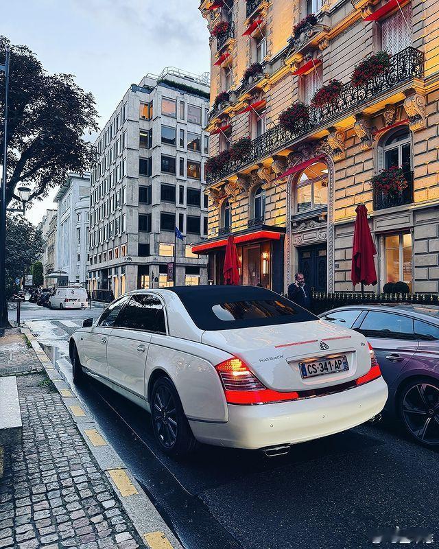 型车街拍  终极大哥座驾：迈巴赫62S Landaulet。想象一下：你坐在车后